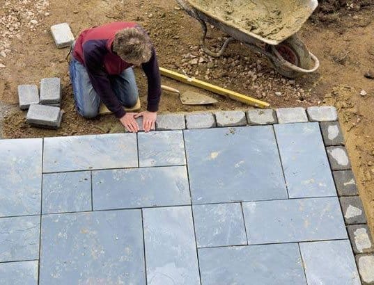 Hvilke belægningssten eller fliser bruges på terrasser?