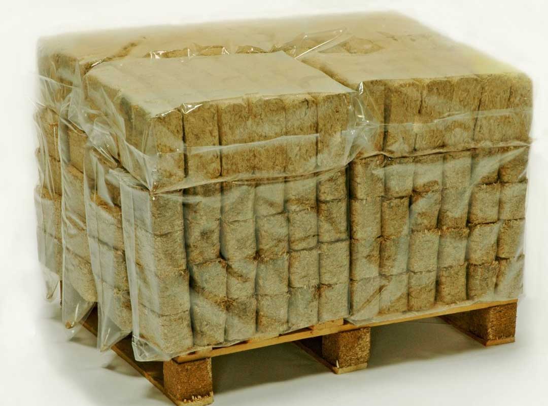 Briketter på en palle vejer 960 kg. En palle med træbriketter