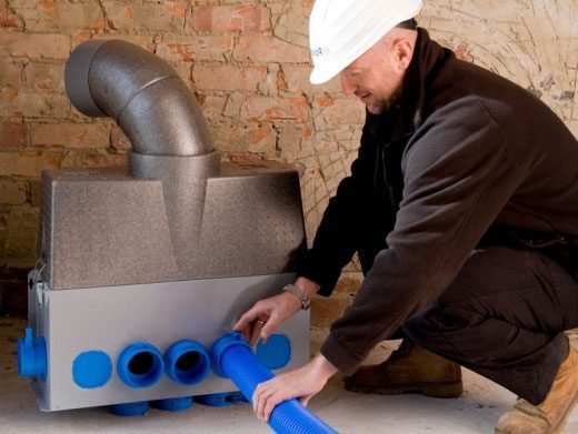 Ventilationsanlæg med varmegenvinding installeres