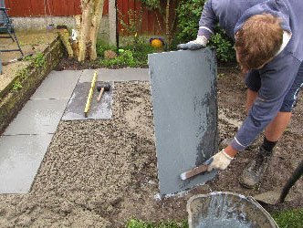 fagmænd lægger terrasse