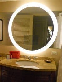 Spejl med indbygget lysramme